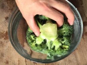 放入西兰花洗净