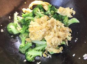 加入鸡蛋翻炒均匀