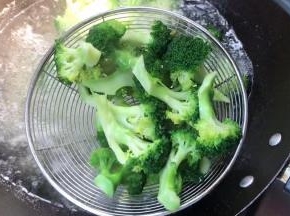 捞出沥干水分
