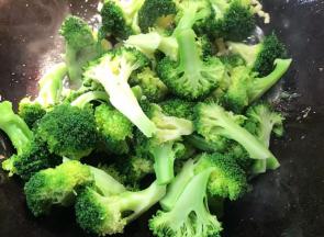 放入西兰花翻炒均匀