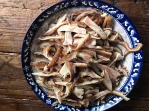 把猪耳朵切成小块，在中间分割成两片，再切成丝