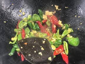 翻炒均匀至入味