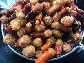 炸至金黄色捞出，沥油备用