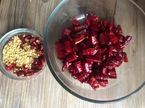 干辣椒剪去两头，再剪成2厘米左右的段