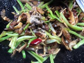 最后调入胡椒粉、味精翻炒均匀即可