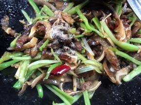 最后调入胡椒粉、味精翻炒均匀即可