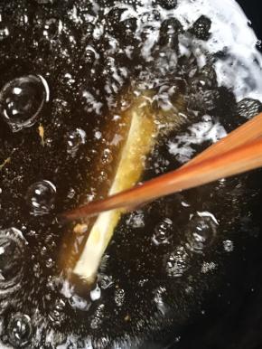 油温7成热时，放入豆腐