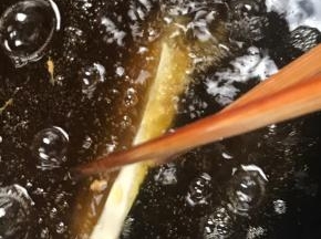 油温7成热时，放入豆腐