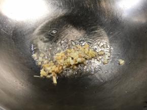 起锅热油，放入姜末爆香