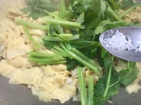 开盖后放入芹菜，加入味精，翻炒均匀至芹菜断生