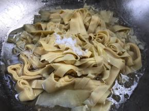 加入豆腐皮，盐和胡椒粉，拌匀煮沸后转小火焖5分钟