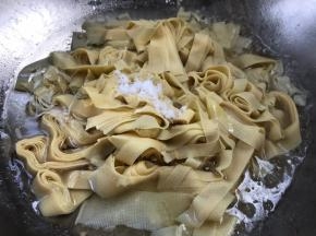 加入豆腐皮，盐和胡椒粉，拌匀煮沸后转小火焖5分钟