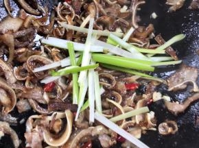 加入葱丝炒匀