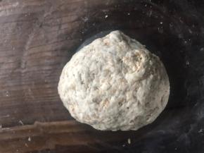 再加入芝麻拌匀，慢慢淋入适量开水，拌成絮状后再揉成面团面团