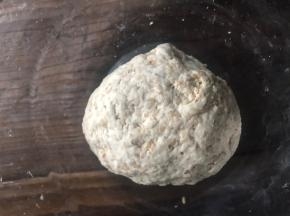 再加入芝麻拌匀，慢慢淋入适量开水，拌成絮状后再揉成面团面团