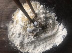 面粉中加入泡打粉、盐、胡椒粉、鸡精拌匀