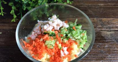 加入胡萝卜、黄瓜和虾仁