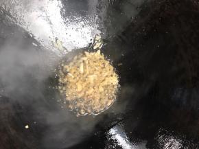 锅留底油，放入姜蒜末爆香