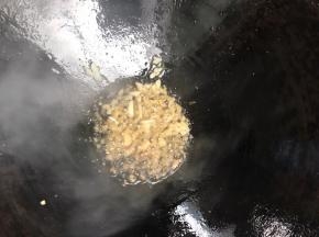 锅留底油，放入姜蒜末爆香