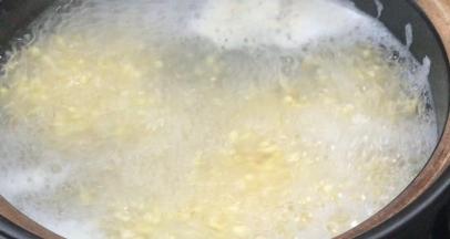 加入适量清水，煮熟