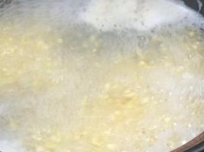 加入适量清水，煮熟