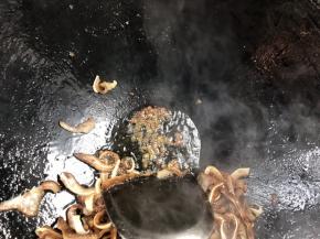 放入花椒粒爆香