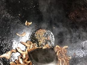 放入花椒粒爆香