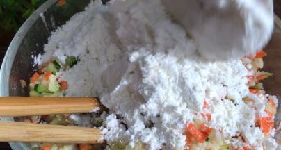 加入面粉和盐，搅拌均匀