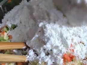 加入面粉和盐，搅拌均匀