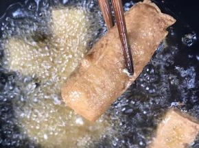 炸至金黄色捞出沥油备用