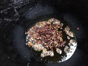 到倒出热油，锅留底油，放入花椒炸香后捞出丢弃