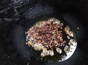 到倒出热油，锅留底油，放入花椒炸香后捞出丢弃