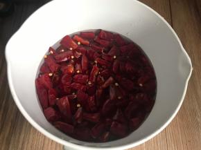 洗净后放入锅中，加盐和清水煮沸