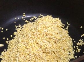 小米淘洗干净放入锅中