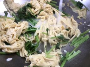 淋入生抽拌匀，再淋入淀粉水勾芡