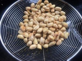 炸至表面微黄，捞出沥油备用