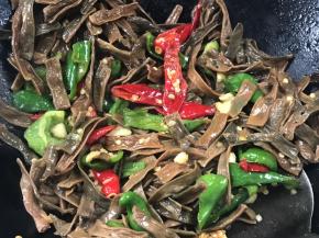 加入梅干菜翻炒均匀至入味