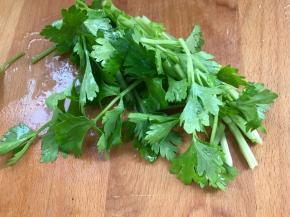 芹菜洗净后切小段