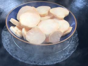 切成薄片，放入开水锅中蒸熟，约20分钟