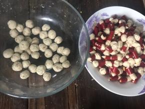 把面团分成小剂子，搓成长条，塞入辣椒段里