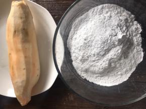 备好食材，红薯去皮洗净