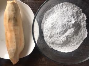 备好食材，红薯去皮洗净