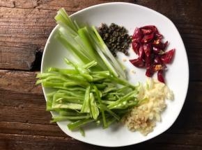备好青椒丝、花椒粒、干辣椒碎、葱丝和姜蒜末