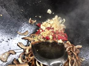 再加入干辣椒、姜蒜末爆香，再翻炒均匀