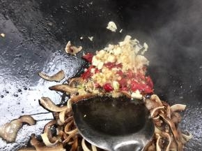 再加入干辣椒、姜蒜末爆香，再翻炒均匀