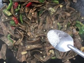 调入味精，炒匀即可