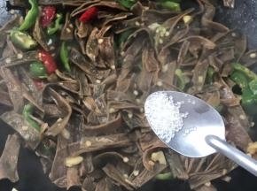调入味精，炒匀即可
