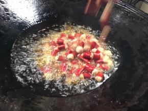 油温6成热时，倒入辣椒面