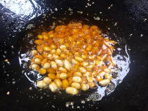 就着热油放入花生仁