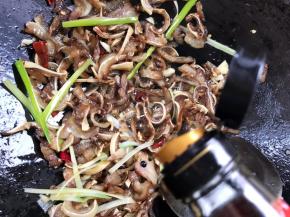 调入老抽、生抽、香醋翻炒均匀